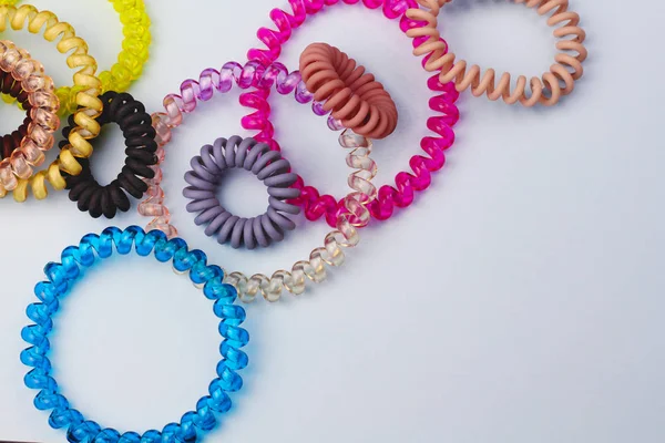 Kunststoff Spirale Scrunchies Haarband Für Frauen Frisur Auf Blauem Hintergrund — Stockfoto