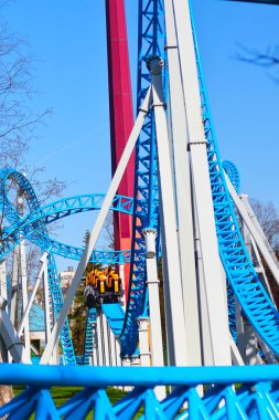 Saint-Petersburg, Rusya, 27 Nisan: İnsanlar sonbahar tatilinde eğlence parkı döngü ile mavi roller coaster binmek eğlenceli