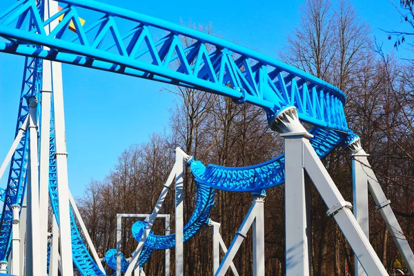 Montaña Rusa Azul Con Lazo Una Curva Parque Atracciones Contra —  Fotos de Stock