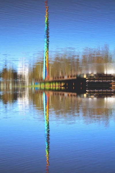 Reflexão Refletida Atração Torre Parque Diversões Cores Multicoloridas Arco Íris — Fotografia de Stock