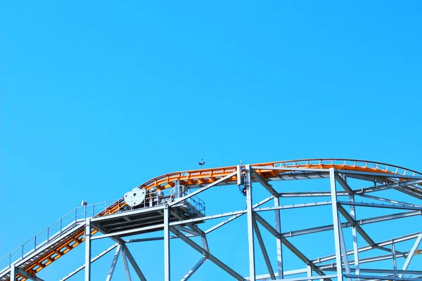 Niebieska Roller Coaster Pętlą Zakrętem Parku Rozrywki Przed Błękitnym Niebem — Zdjęcie stockowe