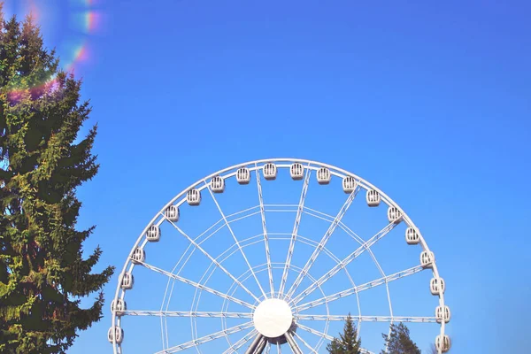 Manège Attraction Tour Blanc Ferris Roue Dans Parc Attractions Face — Photo