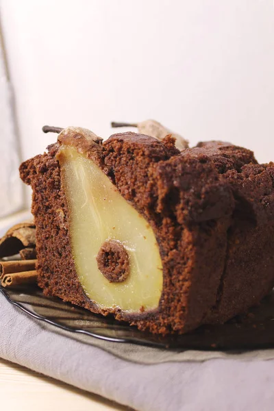 Stukje Chocolade Brood Taart Muffin Met Een Hele Peer Een — Stockfoto