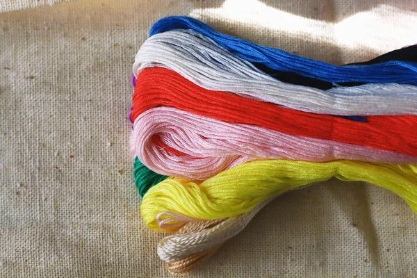 Fils Multicolores Colorés Raindow Couleurs Pour Broderie Fil Dentaire Sur — Photo