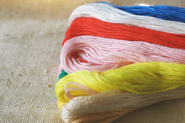 Fils Multicolores Colorés Raindow Couleurs Pour Broderie Fil Dentaire Sur — Photo