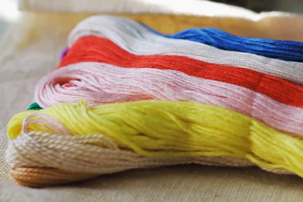 Fils Multicolores Colorés Raindow Couleurs Pour Broderie Fil Dentaire Sur — Photo