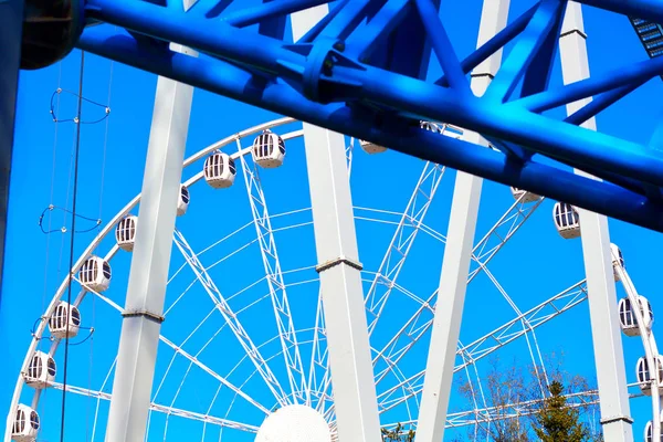 Karussell Attraktion Fahrt Weißes Riesenrad Vergnügungspark Vor Blauem Himmel Unten — Stockfoto