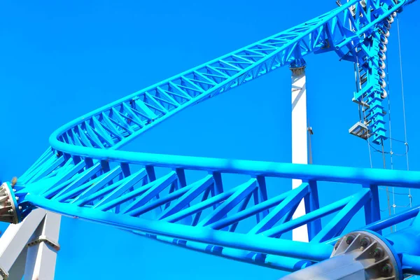 Montaña Rusa Azul Con Lazo Una Curva Parque Atracciones Contra —  Fotos de Stock