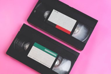 İki video vhs retro vintage kaset grubu 70, 80s, pembe arka plan üzerinde 90s tarzı