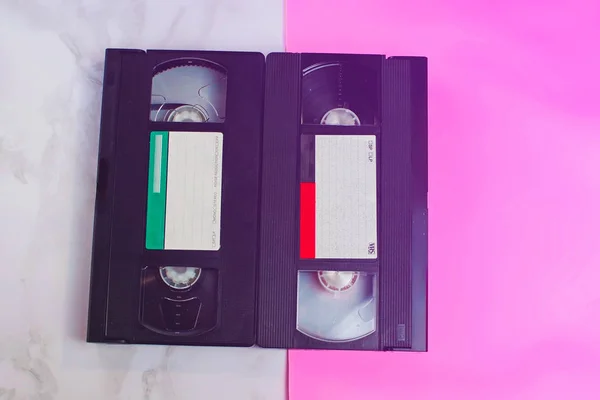 组两个视频 Vhs 复古复古盒式磁带 80S 90S 风格粉红色背景 — 图库照片