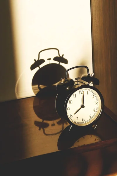 Reloj Despertador Vintage Retro Negro Una Mesita Noche Madera Con —  Fotos de Stock