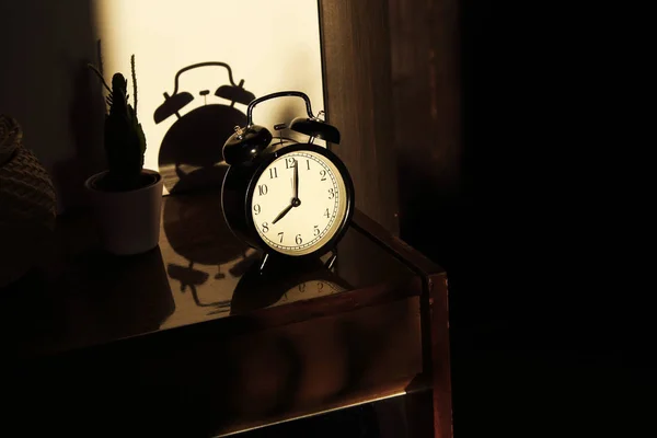 Black Retro Vintage Alarm Clock Wooden Bedside Table Reflection Polished — Stock Photo, Image