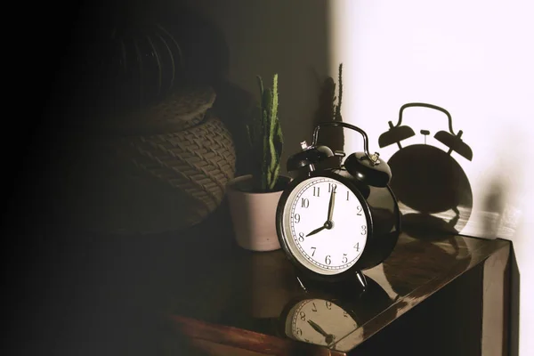 Zwarte Retro Vintage Wekker Een Houten Nachtkastje Met Reflectie Een — Stockfoto