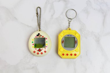 Saint-Petersburg, Rusya - 27 Mart 2019: Marbel arka planda eski retro oyun tamagotchi, 90'lardan sanal evcil hayvan oyuncağı. açıklayıcı Editoryal