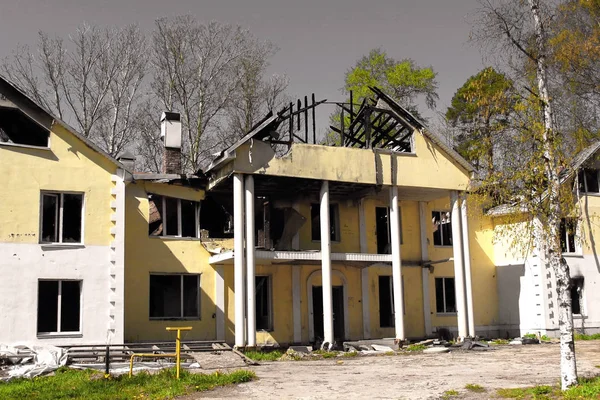 Спалений Після Пожежі Великий Заміський Будинок Зруйнованим Пошкодженим Дахом Сірому Стокова Картинка