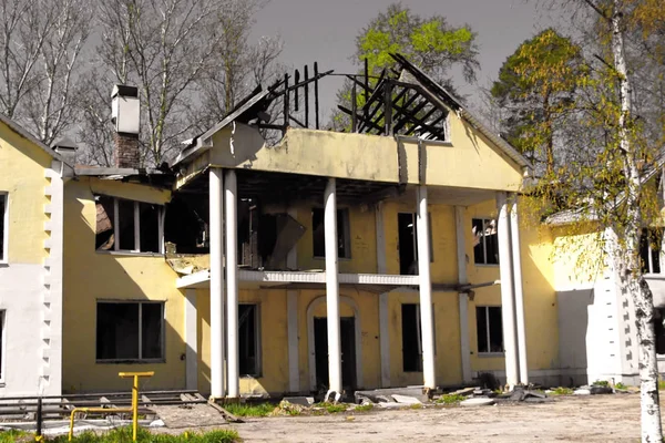 Спалений Після Пожежі Великий Заміський Будинок Зруйнованим Пошкодженим Дахом Сірому Ліцензійні Стокові Зображення