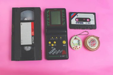 Saint-Petersburg, Rusya - 27 Mart 2019: Retro oyun tamagotchi sanal evcil hayvan oyuncağı, video vhs ve ses kaseti, 1990'lardan kalma coca-cola oyuncakları ve sembolleriyle yo yo oyuncak. açıklayıcı Editoryal