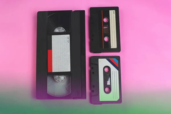 Růžovém Pozadí Selektivní Fokusem Videokazetě Zvukové Kazetě Sedmdesátých Letech Minulého — Stock fotografie