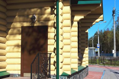 Köyde kütüklerden yapılmış ahşap geleneksel kütük evin köşe ve duvarı