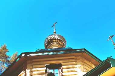 Tapınak kilise şapel, ahşap kütükleri alt görünümü dini bir hıristiyan binası üzerinde haçlar ile Altın kubbeler