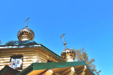 Tapınak kilise şapel, ahşap kütükleri alt görünümü dini bir hıristiyan binası üzerinde haçlar ile Altın kubbeler