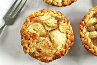 çatal ile vintage rustik çatal geleneksel rustik ev yapımı tuzlu et elma vişne li beyaz tabak tasavvuç amerikan mini pasta