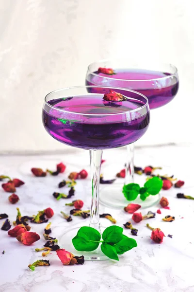 Thailändischer Asiatischer Lila Anchan Tee Cocktailgläsern Mit Trockenen Rosenknospen Und — Stockfoto