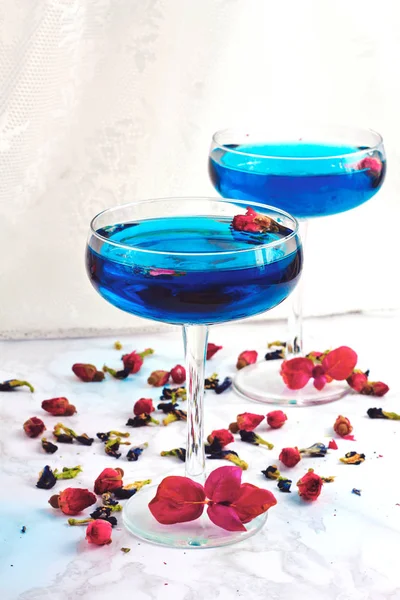 Thailändischer Blauer Anchan Tee Cocktailgläsern Mit Trockenen Rosenknospen Und Blauem — Stockfoto