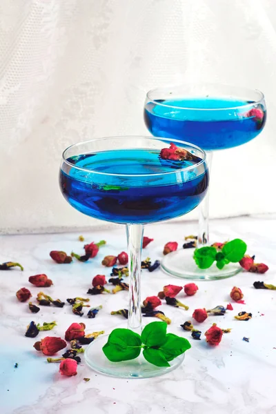 Thailändischer Blauer Anchan Tee Cocktailgläsern Mit Trockenen Rosenknospen Und Blauem — Stockfoto