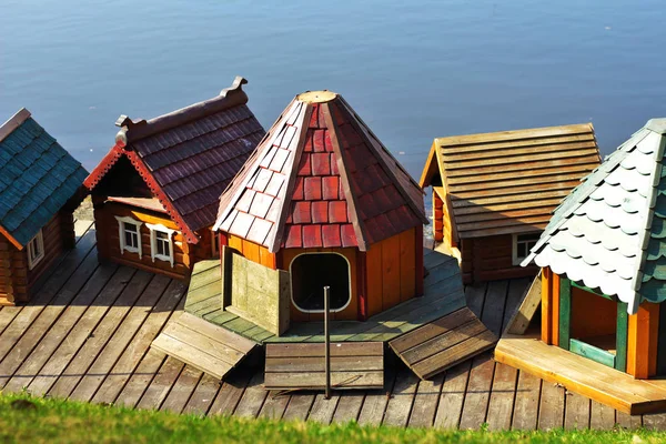 Kleine Schöne Bunte Holzhäuser Mit Ziegeln Auf Dem Dach See — Stockfoto