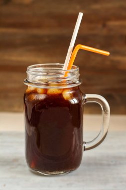 Siyah grafit kayrak arka plan üzerinde çikolata bar ile cam kavanozda chia tohumu ile Organik doğal çikolata kahve kakao smoothie içecek. Sağlıklı diyet vejetaryen atıştırmalık. gürültü etkisi