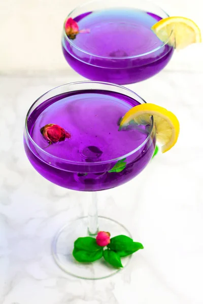 Thailändischer Lila Anchan Tee Cocktailgläsern Mit Trockenen Rosenknospen Blauem Tee — Stockfoto