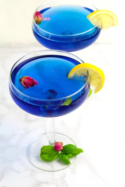 Thailändischer Blauer Anchan Tee Cocktailgläsern Mit Trockenen Rosenknospen Blauem Tee — Stockfoto