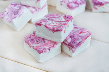 beyaz bir arka planda Marshmallow ihale havadar beyaz pembe mor büyük kareler, tatlı trendy gıda tatlı