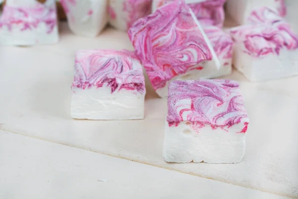 Concurso Arejado Branco Rosa Roxo Grandes Quadrados Marshmallows Fundo Branco — Fotografia de Stock