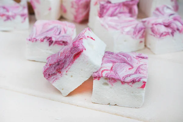 Concurso Arejado Branco Rosa Roxo Grandes Quadrados Marshmallows Fundo Branco — Fotografia de Stock
