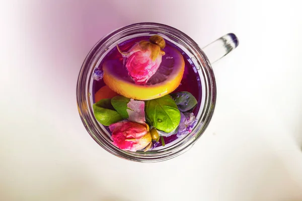 Thaise Aziatische Paarse Anchan Thee Cocktail Glazen Met Droge Rosebuds — Stockfoto