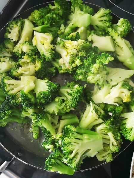 Egészséges Táplálkozás Bio Vegetáriánus Zöld Brokkoli Egy Serpenyőben Grillezett Párolt — Stock Fotó