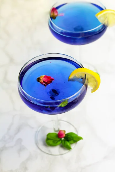 Thaise Aziatische Blauwe Anchan Thee Cocktail Glazen Met Droge Rosebuds — Stockfoto