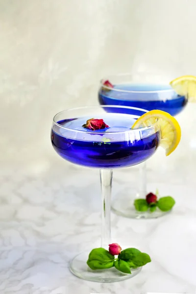 Thai Asiatischer Blauer Anchan Tee Cocktailgläsern Mit Trockenen Rosenknospen Zitronenscheibe — Stockfoto