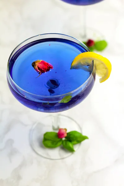 Thai Asiatischer Blauer Anchan Tee Cocktailgläsern Mit Trockenen Rosenknospen Zitronenscheibe — Stockfoto