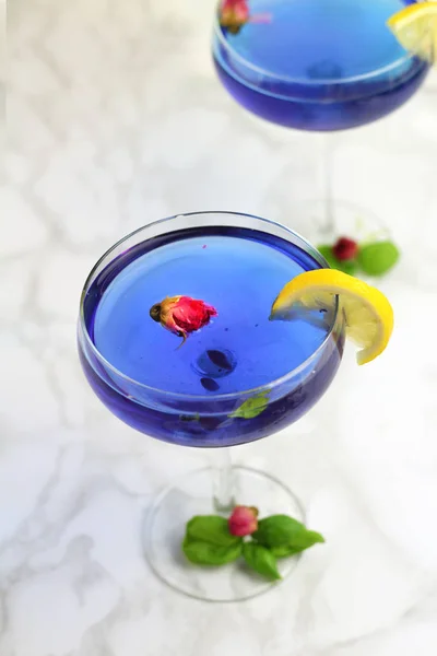 Thai Asiatischer Blauer Anchan Tee Cocktailgläsern Mit Trockenen Rosenknospen Zitronenscheibe — Stockfoto