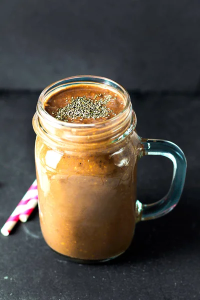 Ekologisk Naturlig Choklad Kaffe Kakao Smoothie Dryck Med Chia Frön — Stockfoto