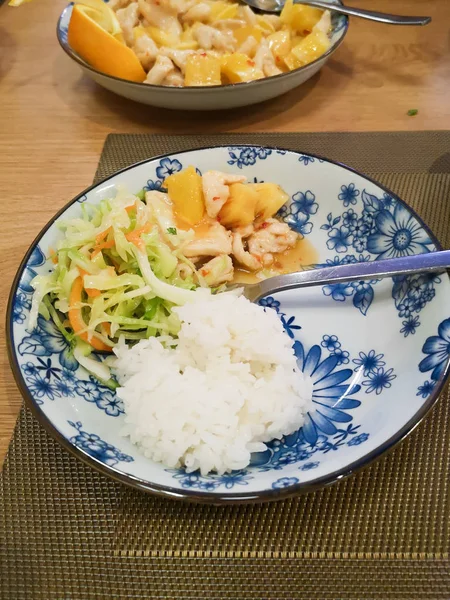 Comida Chinesa Pratos Florais Azuis Brancos Salada Repolho Cenoura Pães — Fotografia de Stock