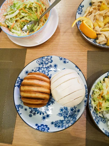 Mâncare Chinezească Plăci Florale Albastre Albe Salată Varză Morcovi Chifle — Fotografie, imagine de stoc