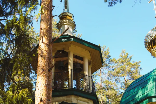 Tapınak kilise şapel kulübe yazlık haçlar ile Altın kubbeler, zümrüt yeşili kiremit alt görünümü ile ahşap günlükleri dini bir hıristiyan binası