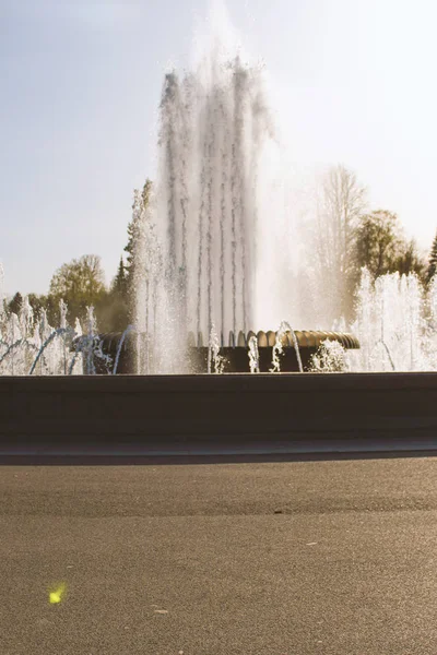 Fuente Parque Afuera Día Soleado Una Ciudad Europea —  Fotos de Stock