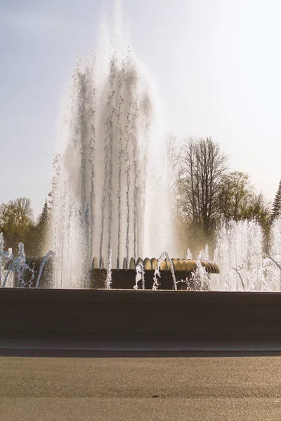 Fuente Parque Afuera Día Soleado Una Ciudad Europea —  Fotos de Stock