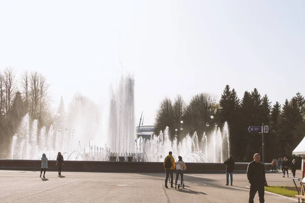Szökőkút Egy Parkban Kívül Egy Napsütéses Napon Európai Város — Stock Fotó