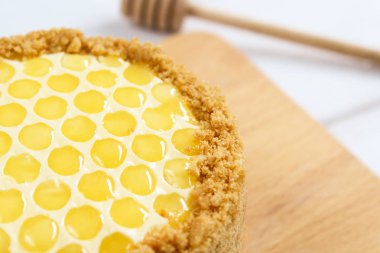 Rus katmanlı bal kek medovic tatlı beyaz ahşap tepsi üzerinde çikolata petek ve tereyağı krem şekli narcissus çiçek ile süslenmiş ahşap bal kaşığı yanında tatlı. doğum günü partisi kutlaması